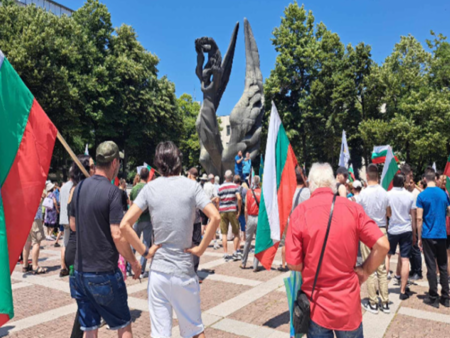 Скъсаха банкнота от 5 евро в...
