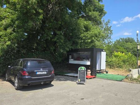 Сигнал до Флагман.бг: Редно ли е табелата на този павилион в Морската да заема цяло паркомясто?
