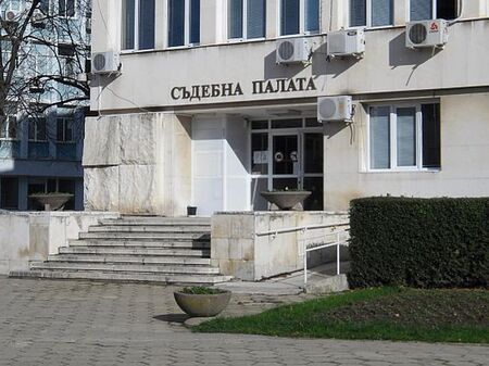 Момиче бе осъдено за присвояване на профил във Фейсбук