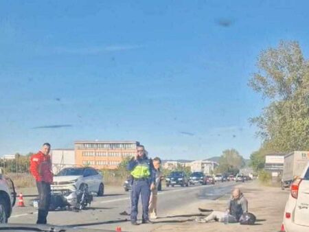 Моторист се заби в микробус на пътя Несебър-Свети Влас