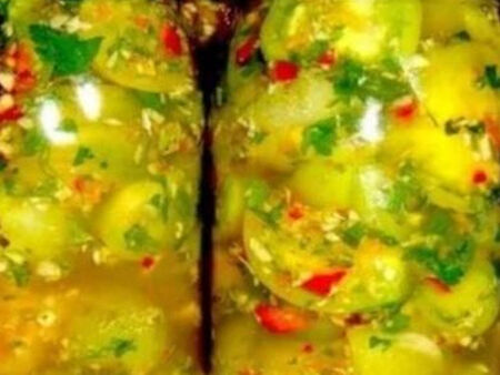 Мариновани домати с чесън: Най-вкусната зимна класика, която всяка домакиня трябва да знае