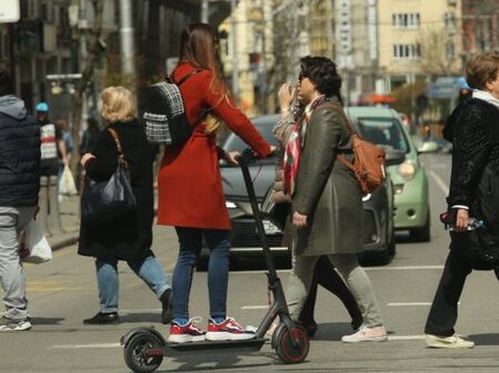 Близо половината българи са на минимална работна заплата