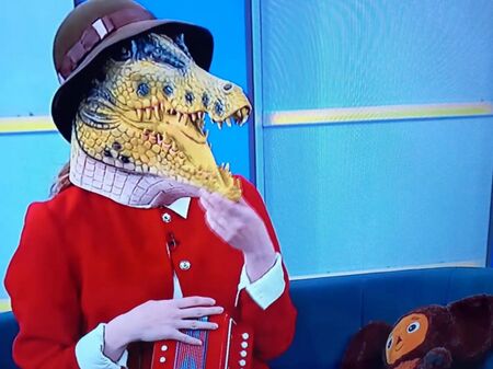 Флора се появи в ефира на БНТ като крокодил, а Мария Цънцарова - с мустаци