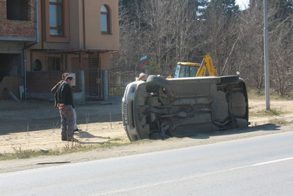 Кола се обърна на пътя край Несебър, пострадали няма