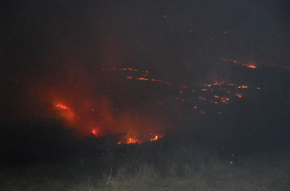 Страховит пожар се е разразил снощи в бургаския квартал „Банево”