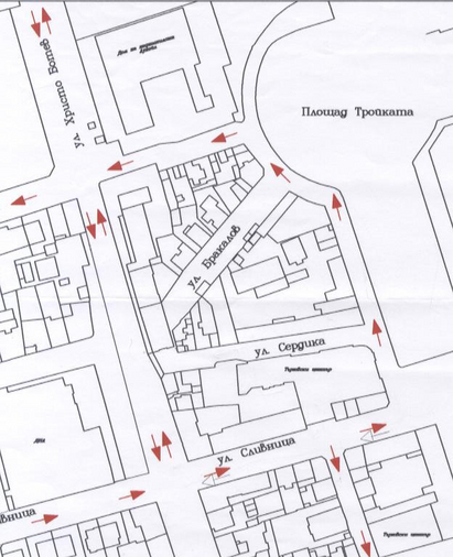 Обръщат движението в района на пл. „Тройката”