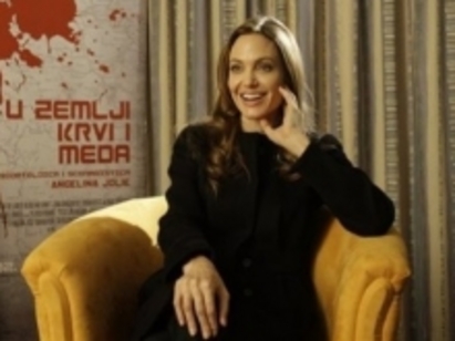 Сърби сплашват Анджелина Джоли
