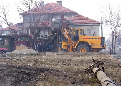 За 3 дни бизнесмен-особняк оправи къщата със забития ТИР в Карнобат