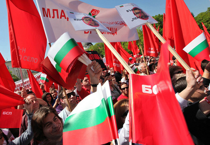 Червените на шествие с народна музика за Деня на труда