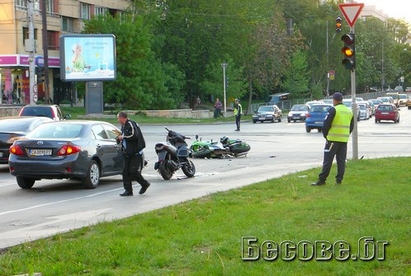 Уникално - челен сблъсък на два мотора с участието на регулировчик и лека кола