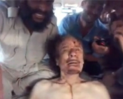 Разпространиха ужасяващо видео с гаври с трупа на Кадафи, за да сплашат Башар Асад (ВИДЕО 18+)