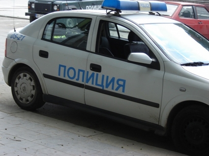 Пияни съпрузи хапаха и блъскаха полицаи пред дома си в Бургас