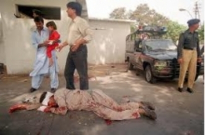 Камикадзе уби 10 души на пазар в Пакистан