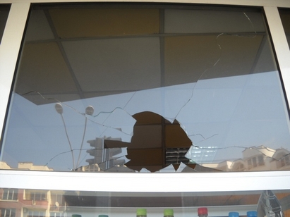 Пиян счупи с камък витрината на магазин „Бамболино“ в „Зорница“