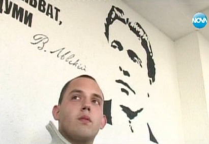 Ученик изрисува Васил Левски на стена в дома си