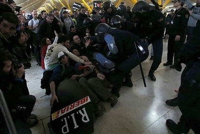 Сблъсъци между служители и полиция на летище в Мадрид
