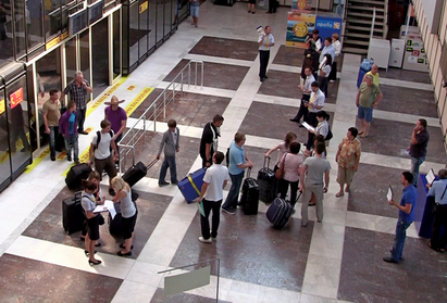 700 безработни започват сезонна работа на летището