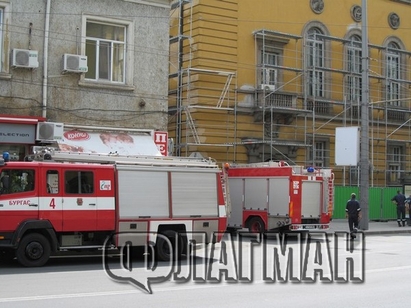 Две пожарни пред Областна управа в Бургас, паника сред минувачите