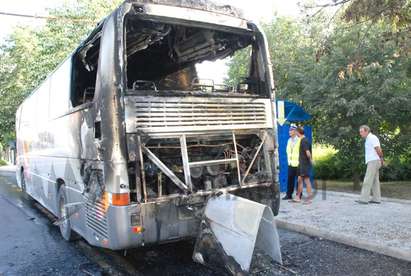Автобус пламна в движение, шофьорът успява да спаси пътниците