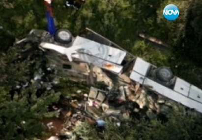 Автобус падна в пропаст от 30 метра височина, 36 загинали