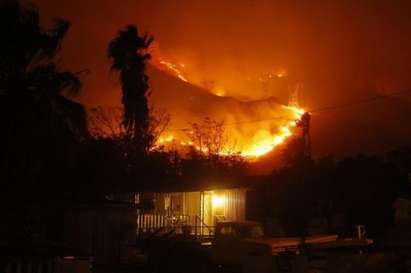 1600 огнеборци хвърлени срещу огнената стихия в Ел Ей