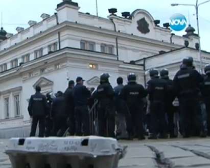 12 арестувани на снощните протестите, депутатите днес приемат Бюджет 2014