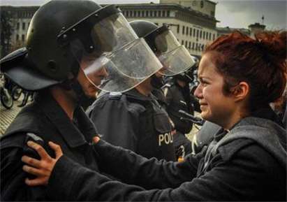 На протеста.Тя: Пази се! Той: Дръж се!