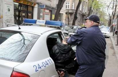 Пишман шофьор опита да избяга от полицаите, блъсна се в дърво