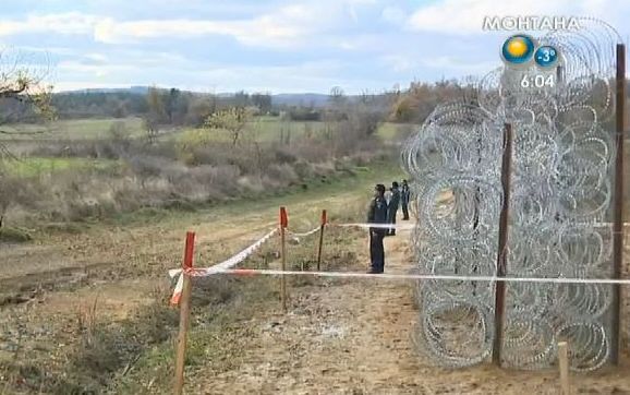 Започна изграждането на телената ограда на границата край Елхово