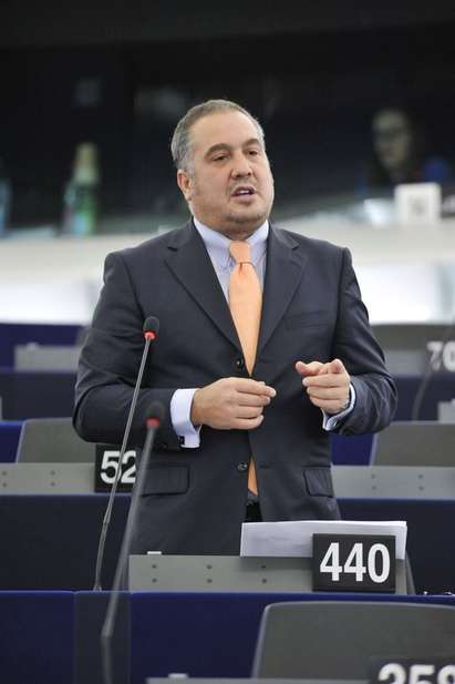 Евродепутатът Слави Бинев поиска намеса на ЕК по проблема със сирийските бежанци