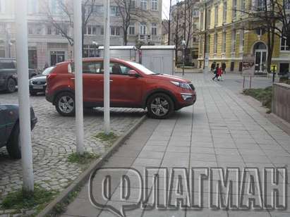 Вижте как паркира една бургаска кифла на пъпа на града (СНИМКИ)