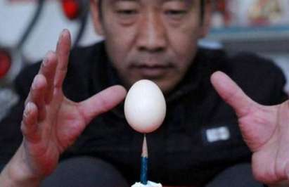 Факир реди яйца върху върха на игла, задържа ги колкото си иска (ВИДЕО)