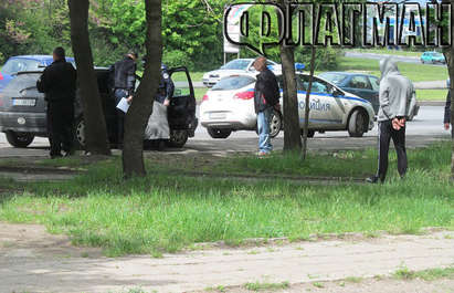 Полиция натръшка двама с "Фолксваген" на изхода на Бургас (снимки)