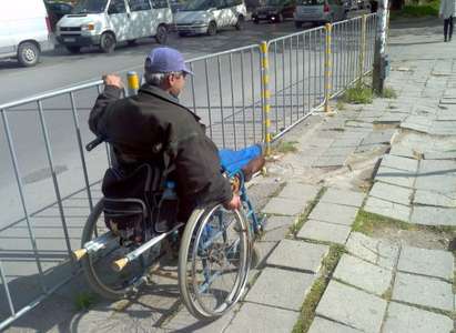 Мъж с изкуствена става моли някой да ремонтира тротоарите в центъра на Варна