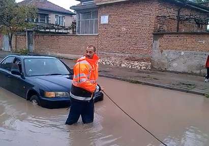 Улици се превръщат в езера, няма кой да ги отводни