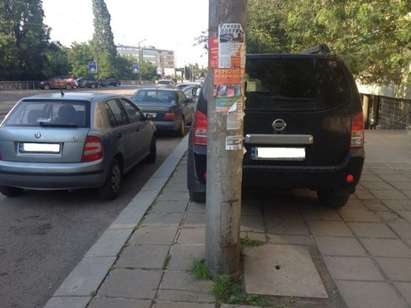 Възмутен гражданин: Бизнесмен паркира на тротоара, за да не плаща за зелена зона