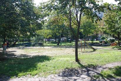 Обновяват парковото пространство пред „Краставицата“