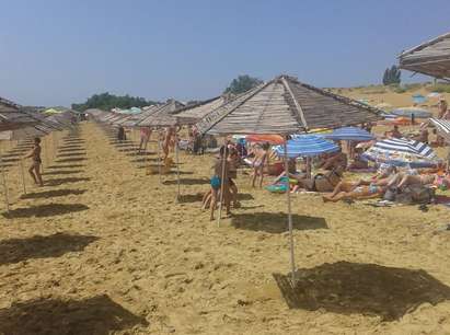 Хората се гърчат като сардини на плажа в Несебър, а платените зони са празни