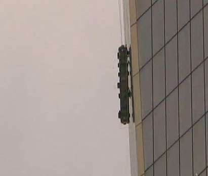 Миячи на прозорци висяха от 240 метра височина, спасиха ги