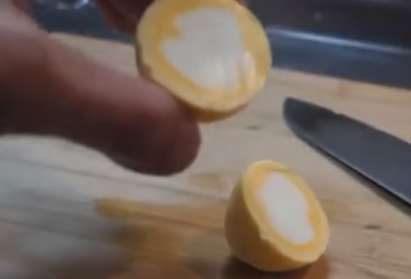 Ето как да „обърнем наопаки“ сварено яйце (ВИДЕО)