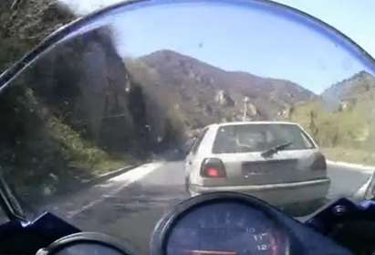 Шок на пътя: Шофьор на "Голф" пробва да убие моторист (ВИДЕО)