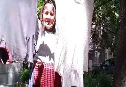86-годишна баба простира прането си между стълб и дърво в центъра на Пловдив