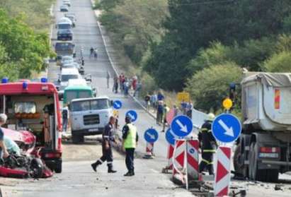 Камион и две коли се сблъскаха на пътя Варна-Бургас, ранена е жена