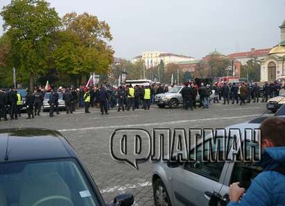 Полицаите около парламента повече от протестиращите „за” и „против” Сидеров (снимки)