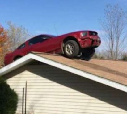 Шофьор качи колата си на покрив на къща