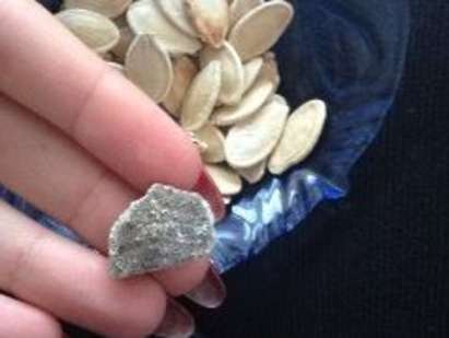 Жена откри камък в пакетче тиквени семки