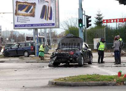 Зверска катастрофа заради неработещи светофари прати шофьор в болница (СНИМКИ)