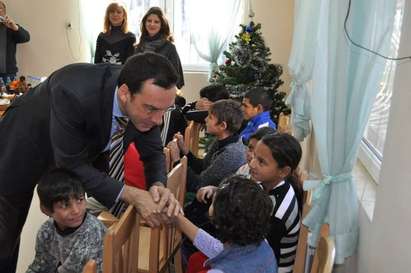 Димитър Николов раздаде подаръци на децата от Центровете за настаняване от семеен тип