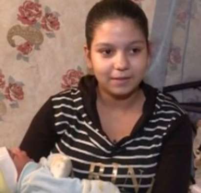 12-годишна роди и кръсти бебето си на герой от сериал (Видео