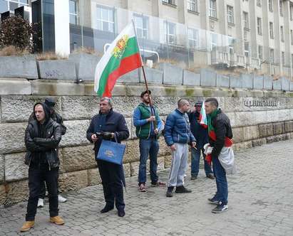 Националисти вдигнаха минипротест срещу учредяването на ДОСТ! Шеф на български изселници даде рамо на Местан (снимки)